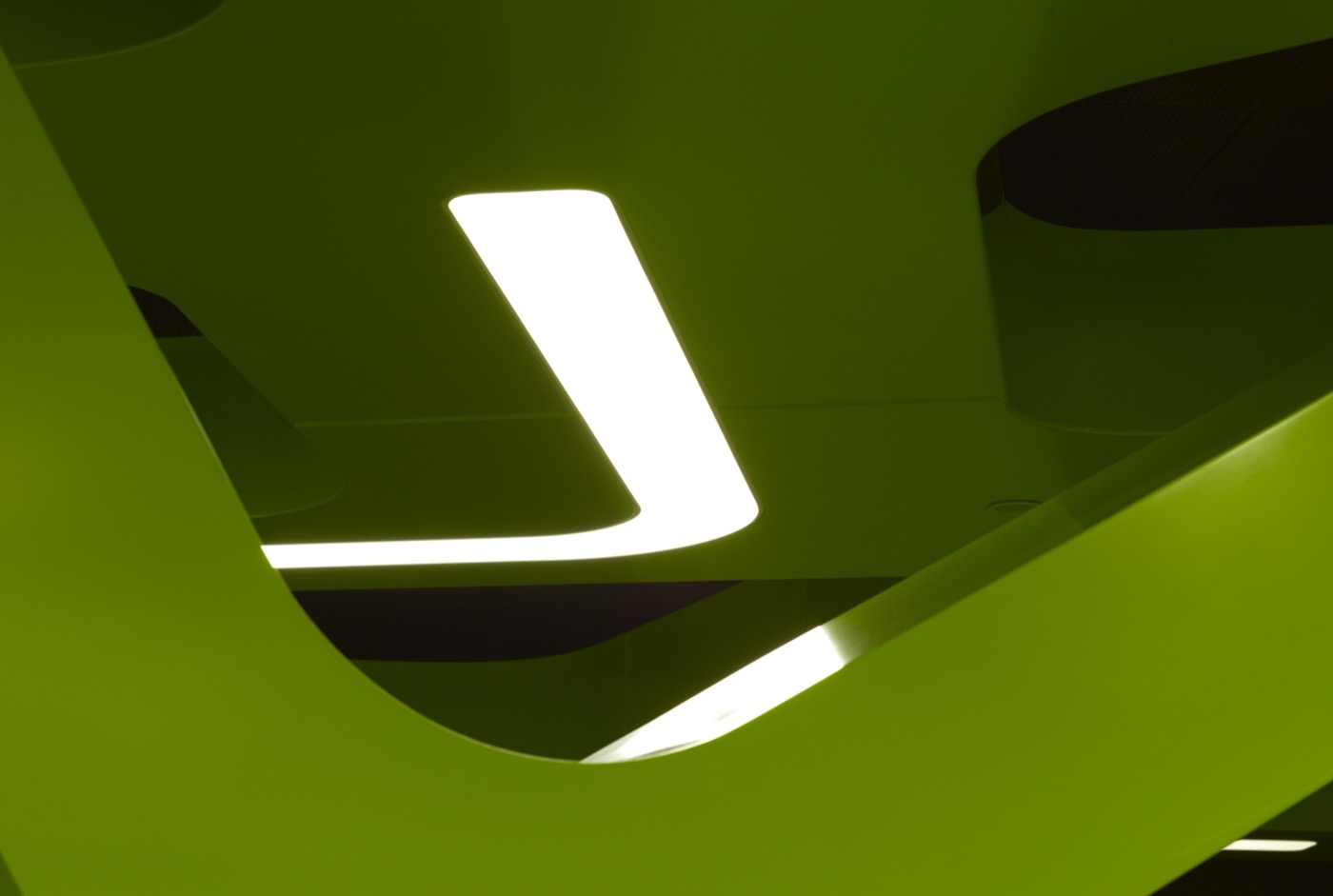 Level Green, Detailbild der Lichtlinien im Deckennetz der Ausstellung Nachhaltigkeit