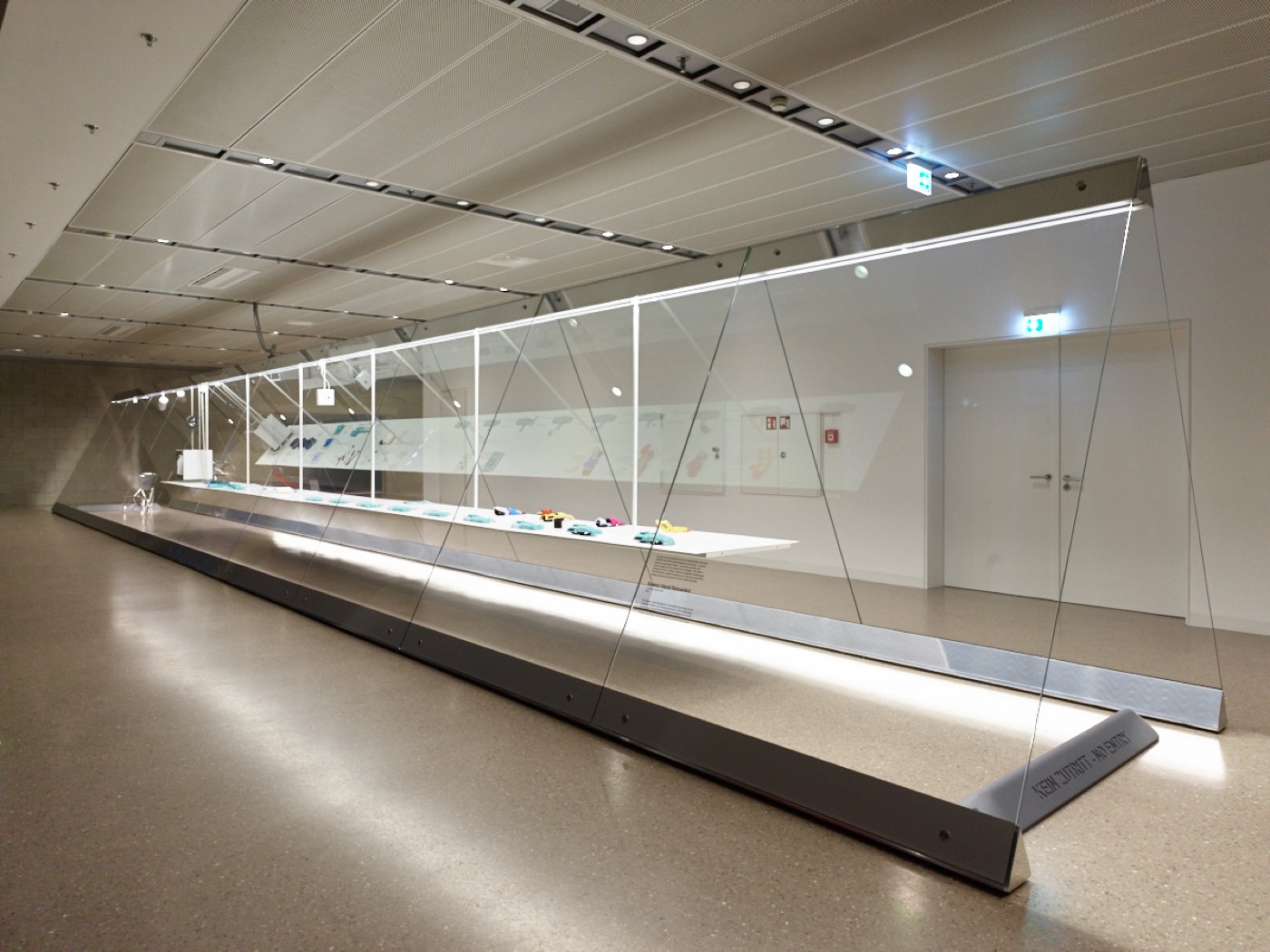 Design Display große Ausstellungsvitrine im Konzernforum der Autostadt in Wolfsburg