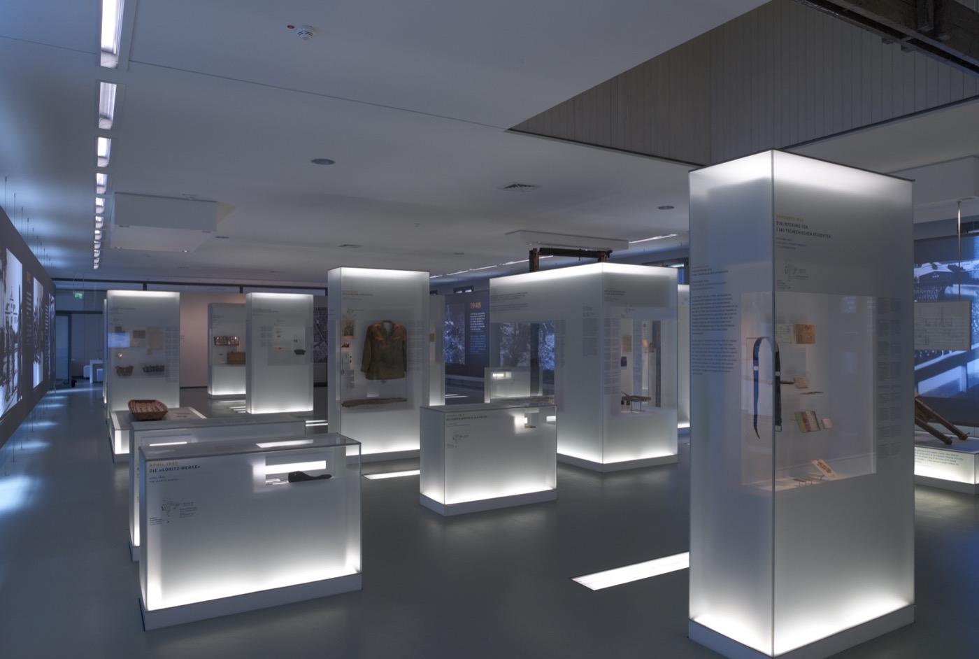 Gedenkstätte Sachsenhausen, Großer Ausstellungsbereich in der ehemaligen Häftlingsküche mit beleuchteten Ausstellungsvitrinen