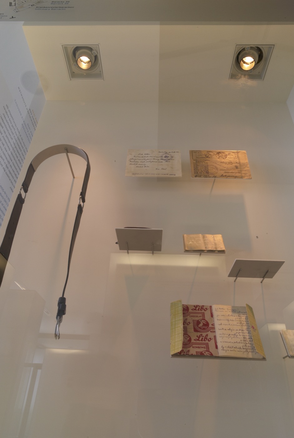 Gedenkstätte Sachsenhausen, Detailbild mit beleuchteten Exponaten in Vitrinen