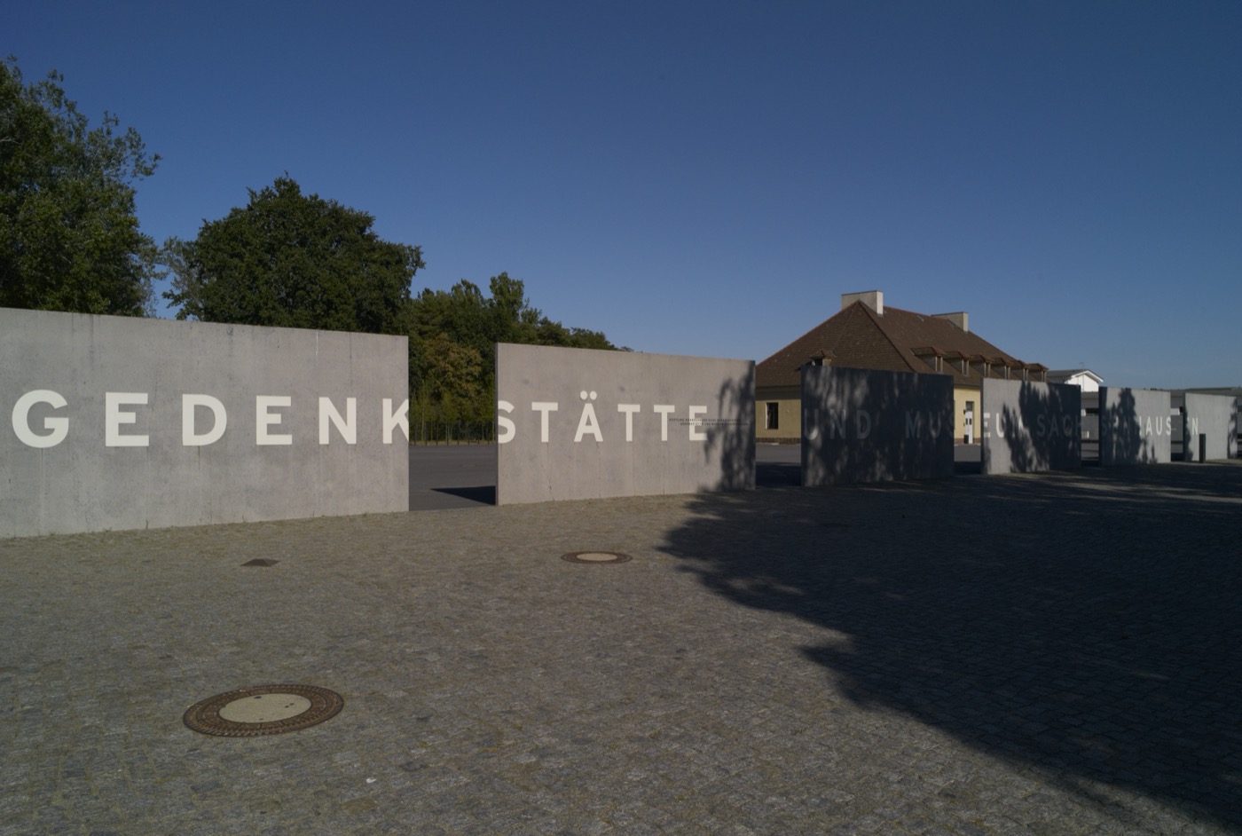 Gedenkstätte Sachsenhausen, Zugangsbereich zum Gelände der Gedenkstätte mit Schriftzug Gedenstätte Sachsenhausen